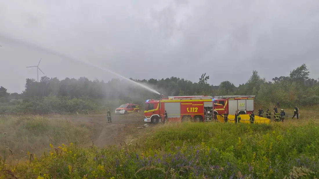 FW-DO: Vegetationsbrand auf Haldenfläche in Dortmund Eving - Feuerwehr Dortmund im Einsatz - Bild: presseportal.de