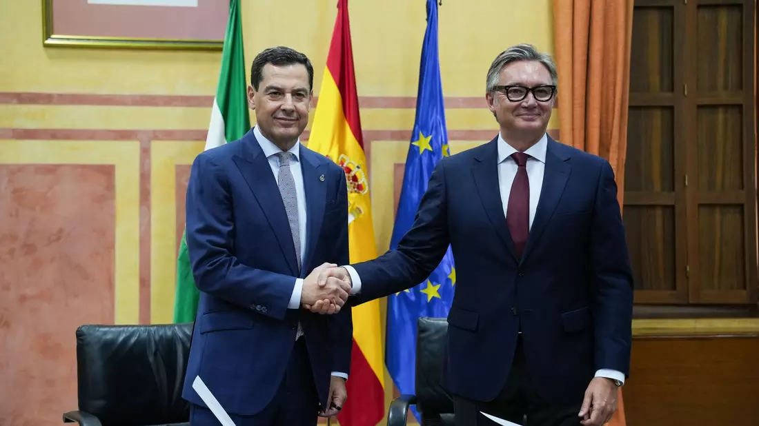 Moreno (l) und Vox-Fraktionssprecher Manuel Gavira besiegeln ihre neue Koalitionsregierung in der bevölkerungsstärksten Region Spaniens.  - Bild: María José López/EUROPA PRESS/dpa
