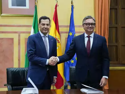 Moreno (l) und Vox-Fraktionssprecher Manuel Gavira besiegeln ihre neue Koalitionsregierung in der bevölkerungsstärksten Region Spaniens. - Foto: María José López/EUROPA PRESS/dpa