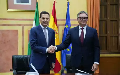 Moreno (l) und Vox-Fraktionssprecher Manuel Gavira besiegeln ihre neue Koalitionsregierung in der bevölkerungsstärksten Region Spaniens.  - Foto: María José López/EUROPA PRESS/dpa