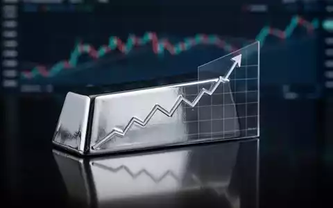Ein glänzender Silberbarren, der eine subtile Aufwärtstrendlinie auf einer dunklen, polierten Oberfläche reflektiert. - Foto: über boerse-global.de