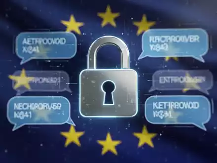 Ein stilisiertes digitales Vorhängeschloss über Chat-Blasen und der EU-Flagge, symbolisiert die Debatte um die Chatkontrolle und Datenschutz in der EU. - Foto: über boerse-global.de