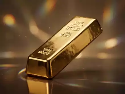Ein glänzender Goldbarren, der leicht nach oben geneigt ist, mit warmen Lichtreflexionen im Hintergrund. - Foto: über boerse-global.de