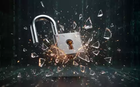 Ein digitales Vorhängeschloss zerbricht in leuchtende Fragmente vor einem dunklen Hintergrund mit Binärcode, der eine Sicherheitslücke darstellt. - Foto: über boerse-global.de