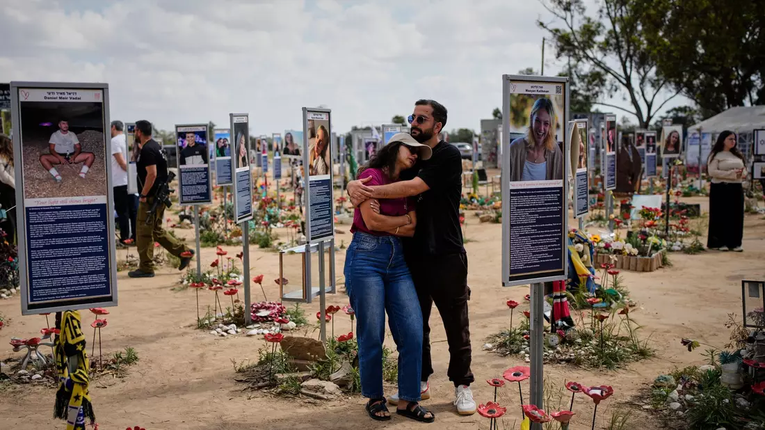 Ein früheres Gedenken an das Massaker, bei dem am 7. Oktober 2023 rund 1200 Menschen in Israel getötet und mehr als 250 weitere entführt worden waren. (Archivbild) - Bild: Ohad Zwigenberg/AP/dpa