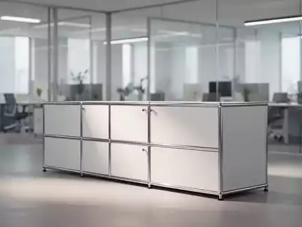 Minimalistisches, modulares USM Haller Möbelstück in einem modernen Büro mit weichem Licht. - Foto: über boerse-global.de