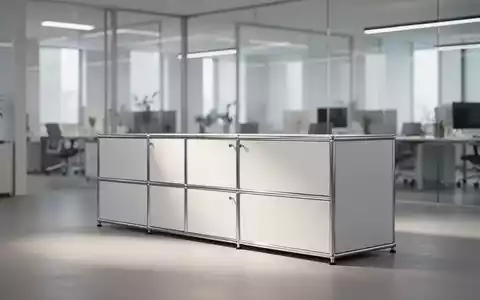 Minimalistisches, modulares USM Haller Möbelstück in einem modernen Büro mit weichem Licht. - Foto: über boerse-global.de