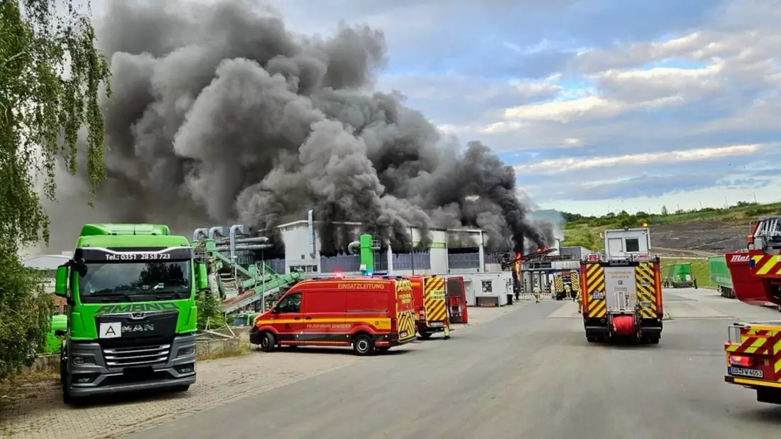 FW Dresden: Großbrand in einem Recyclingbetrieb - Warnung der Bevölkerung erforderlich - Bild: presseportal.de