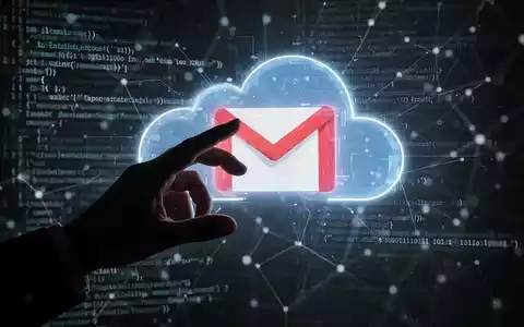 Eine schattenhafte Hand greift nach einem leuchtenden Gmail-Logo auf einem Bildschirm, umgeben von Code, symbolisiert eine Cyber-Bedrohung für Cloud-Konten. - Foto: über boerse-global.de