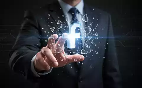 Hand greift nach leuchtendem, fragmentiertem Social-Media-Symbol, symbolisiert digitale Verletzlichkeit und Kampf um Account-Wiederherstellung. - Foto: über boerse-global.de