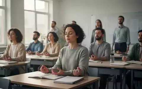 Eine Gruppe von Schülern und Lehrern praktiziert Achtsamkeit in einem ruhigen Klassenzimmer, was Ruhe und Stressreduktion symbolisiert. - Foto: über boerse-global.de
