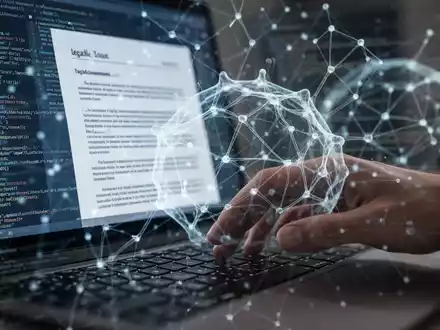 Eine Hand tippt auf einer Tastatur, während im Hintergrund verschwommene Rechtsdokumente und ein KI-Netzwerk zu sehen sind. - Foto: über boerse-global.de