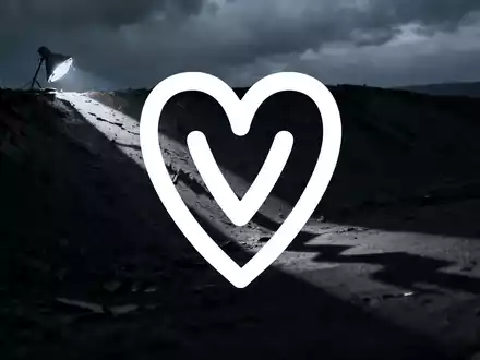 Abstrakte, desolate Szene, die einen steilen Marktrückgang darstellt, mit gebrochenem Licht und langen Schatten unter einem trüben Himmel. - Foto: über boerse-global.de