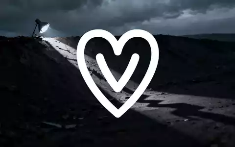 Abstrakte, desolate Szene, die einen steilen Marktrückgang darstellt, mit gebrochenem Licht und langen Schatten unter einem trüben Himmel. - Foto: über boerse-global.de