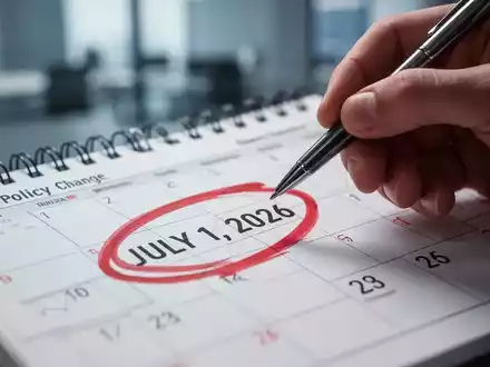 Ein Kalenderblatt mit dem eingekreisten Datum '1. Juli 2026', eine Hand hält einen Stift darüber, im Hintergrund unscharfe Büroeinrichtung. - Foto: über boerse-global.de