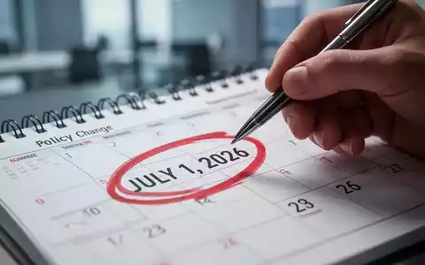 Ein Kalenderblatt mit dem eingekreisten Datum '1. Juli 2026', eine Hand hält einen Stift darüber, im Hintergrund unscharfe Büroeinrichtung. - Foto: über boerse-global.de