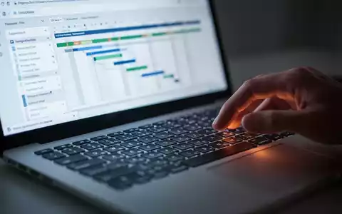 Nahaufnahme einer Laptop-Tastatur mit unscharfem Bildschirm, der Projektmanagement-Software zeigt. - Foto: über boerse-global.de