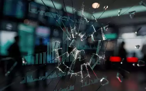 Gebrochenes Glas-Aktien-Ticker-Display, das einen 14-prozentigen Absturz zeigt, mit unscharfem Handelssaal im Hintergrund. - Foto: über boerse-global.de