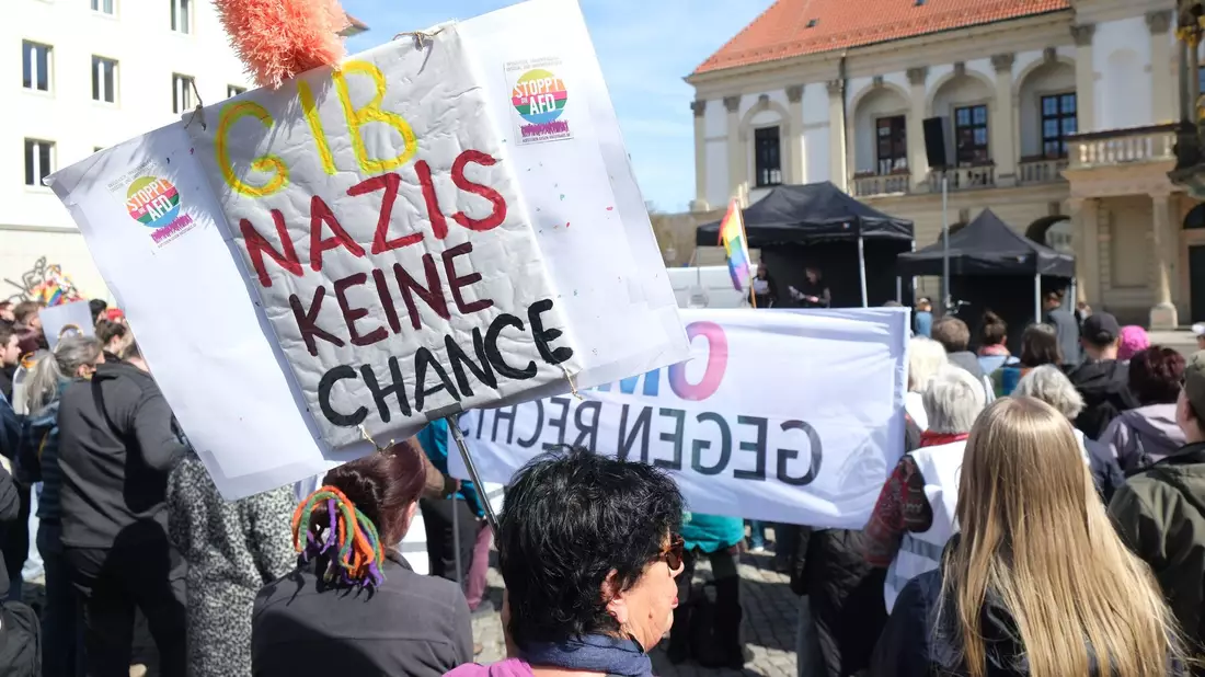 Gegen die AfD gehen immer wieder Menschen auf die Straße, wie hier die Teilnehmer einer linken Kundgebung in Magdeburg im April 2026. (Archivbild) - Bild: Sebastian Willnow/dpa