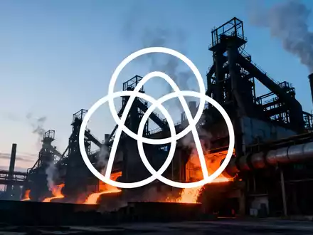Weitläufige, moderne Industrielandschaft im Morgengrauen mit leuchtendem, geschmolzenem Metall und Silhouetten großer Strukturen. - Foto: über boerse-global.de