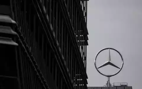 Beschäftigte von Mercedes-Benz machen mobil gegen die Sparpläne des Vorstands. (Archivbild) - Foto: Marijan Murat/dpa