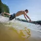 Chemische Schadstoffe spielen bei der Bewertung von Badegewässern bisher keine Rolle. - Bild: Andreas Arnold/dpa