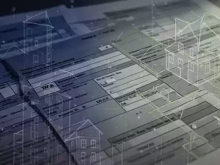 Abstrakte Darstellung von Rechtsdokumenten und architektonischen Elementen, die Gesetzgebung und Immobilienbesteuerung symbolisieren. - Foto: über boerse-global.de