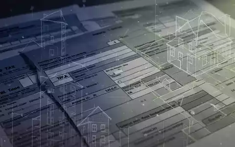 Abstrakte Darstellung von Rechtsdokumenten und architektonischen Elementen, die Gesetzgebung und Immobilienbesteuerung symbolisieren. - Foto: über boerse-global.de