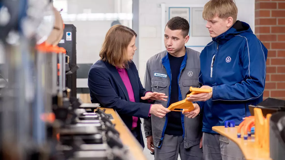 Hamburg im Gespräch mit Azubis im VW-Werk in Emden. (Archivbild) - Bild: Hauke-Christian Dittrich/dpa
