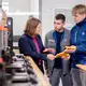 Hamburg im Gespräch mit Azubis im VW-Werk in Emden. (Archivbild) - Bild: Hauke-Christian Dittrich/dpa