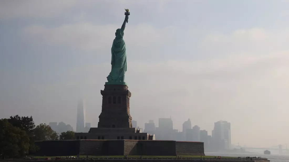 Die Freiheitsstatue war oft das Erste, was Flüchtlinge und Auswanderer von Amerika sahen - und deshalb erinnerten sie sich ihr ganzes weiteres Leben daran (Archivbild). - Bild: Christina Horsten/dpa/dpa-tmn