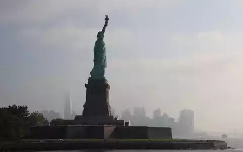Die Freiheitsstatue war oft das Erste, was Flüchtlinge und Auswanderer von Amerika sahen - und deshalb erinnerten sie sich ihr ganzes weiteres Leben daran (Archivbild). - Foto: Christina Horsten/dpa/dpa-tmn