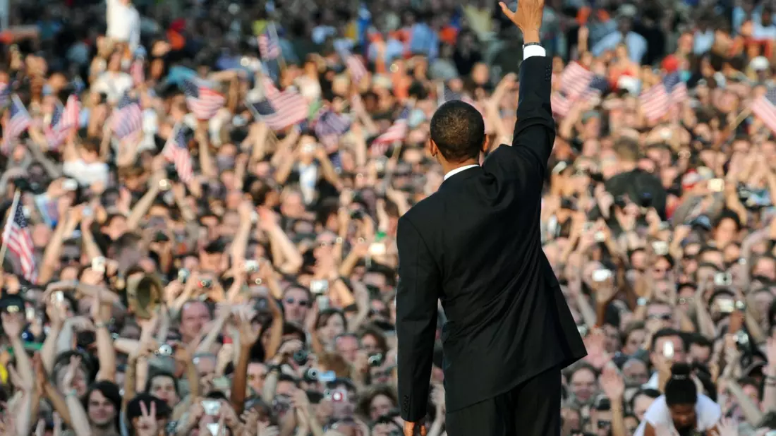 Die deutschen Sympathien für die USA sind stark davon abhängig, wer dort gerade Präsident ist. Nach der achtjährigen Regierung des umstrittenen Republikaners George W. Bush wurde der demokratische Präsidentschaftskandidat Barack Obama 2008 in Berlin begeistert empfangen (Archivbild).   - Bild: picture alliance / dpa