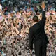 Die deutschen Sympathien für die USA sind stark davon abhängig, wer dort gerade Präsident ist. Nach der achtjährigen Regierung des umstrittenen Republikaners George W. Bush wurde der demokratische Präsidentschaftskandidat Barack Obama 2008 in Berlin begeistert empfangen (Archivbild).   - Bild: picture alliance / dpa