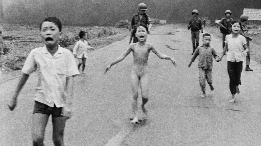 Der Vietnam-Krieg warf in der Nachkriegszeit einen Schatten auf das Amerika-Bild vieler Deutscher (Archivbild). - Bild: Nick Ut/AP/dpa