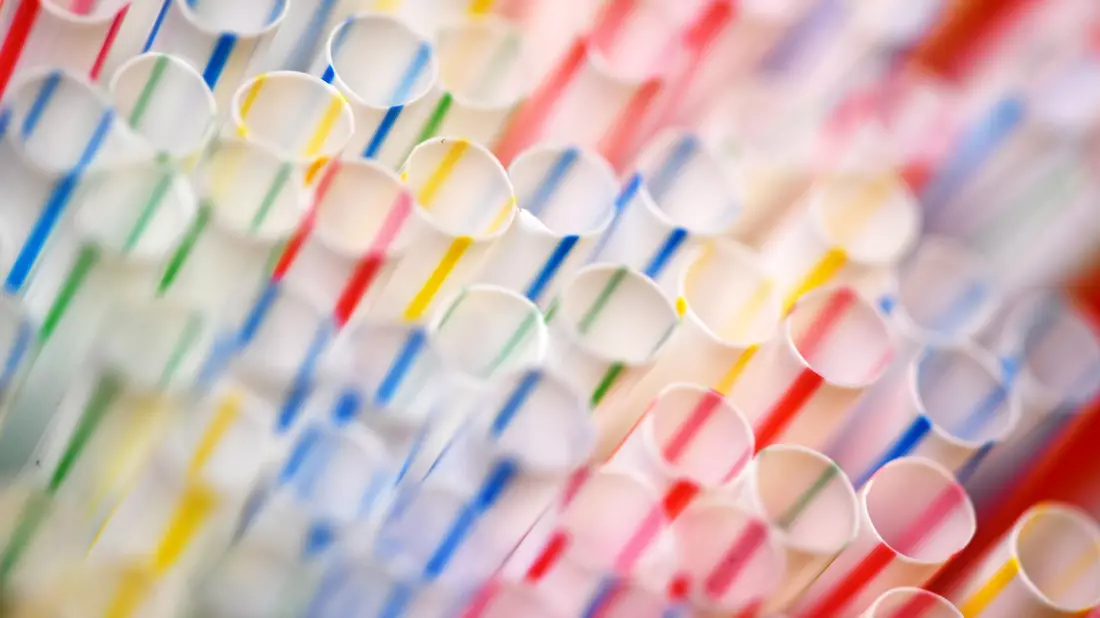 Eine Aufnahme aus dem Jahr 2017: Einweg-Plastikstrohhalme in einem Glas. (Archivbild) - Bild: Ralf Hirschberger/dpa