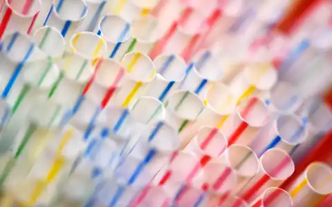 Eine Aufnahme aus dem Jahr 2017: Einweg-Plastikstrohhalme in einem Glas. (Archivbild) - Foto: Ralf Hirschberger/dpa