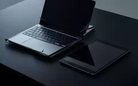 Schlankes, modernes Laptop und Tablet auf dunkler Oberfläche, symbolisiert die Einstellung der Microsoft Surface Go- und Laptop Go-Reihen. - Foto: über boerse-global.de
