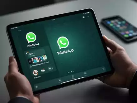 Ein iPad mit geöffneter WhatsApp-App, in Händen gehalten, im Hintergrund ein Smartphone. - Foto: über boerse-global.de