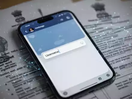 Smartphone mit Messaging-App-Oberfläche und Benutzernamenfeld vor unscharfem Hintergrund indischer Regierungsdokumente. - Foto: über boerse-global.de