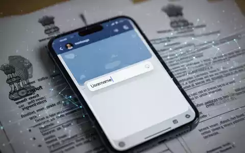 Smartphone mit Messaging-App-Oberfläche und Benutzernamenfeld vor unscharfem Hintergrund indischer Regierungsdokumente. - Foto: über boerse-global.de