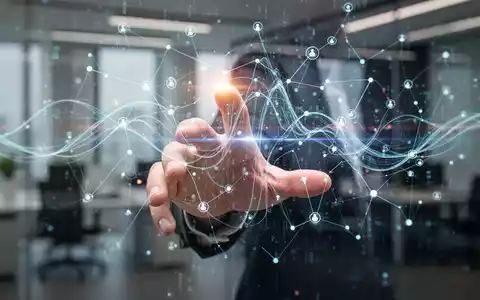 Eine menschliche Hand interagiert mit einer holografischen Benutzeroberfläche, die abstrakte Datenflüsse und KI-Verbindungen zeigt. - Foto: über boerse-global.de