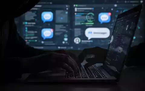Hände tippen auf einer Laptoptastatur, im Hintergrund verschwommene digitale Schnittstellen und Messenger-App-Symbole. - Foto: über boerse-global.de