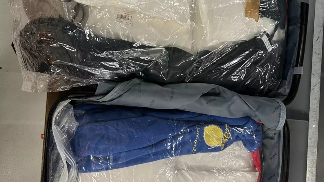 HZA-P: Flughafen BER: Zoll erwischt Reisenden mit 16 Kilogramm Ketamin im Gepäck / Schmuggelversuch endet mit Festnahme anstatt Ausreise - Bild: presseportal.de
