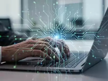 Nahaufnahme von Händen, die auf einer Laptop-Tastatur tippen, mit leuchtendem, komplexem digitalem Netzwerk-Overlay, das KI und Code symbolisiert. - Foto: über boerse-global.de