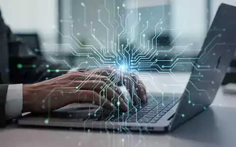 Nahaufnahme von Händen, die auf einer Laptop-Tastatur tippen, mit leuchtendem, komplexem digitalem Netzwerk-Overlay, das KI und Code symbolisiert. - Foto: über boerse-global.de
