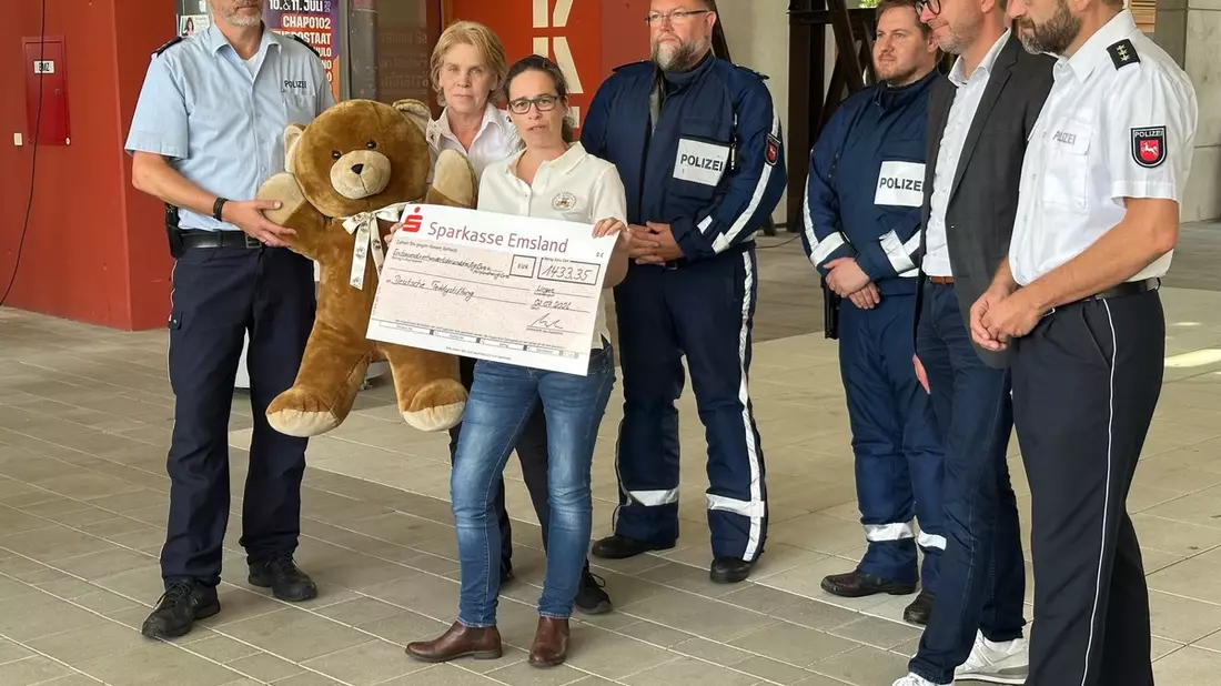 POL-EL: Lingen - PoliTour 2026: Spendengelder an die Deutsche Teddy-Stiftung übergeben - Bild: presseportal.de