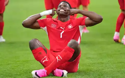 Bitte lächeln: Embolo jubelt im Sitzen. - Foto: Lindsey Wasson/AP/dpa