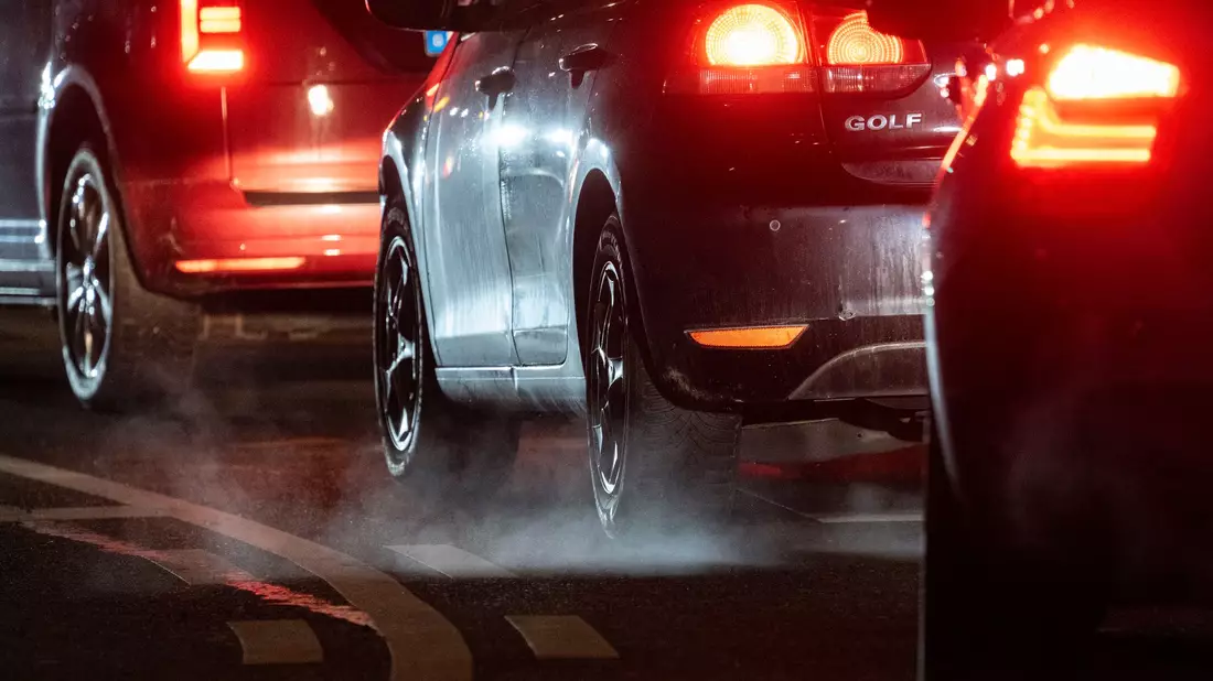 Fossile Kraftstoffe dominieren weiterhin den Energieverbrauch des Verkehrssektors. (Symbolbild) - Bild: Marjian Murat/dpa