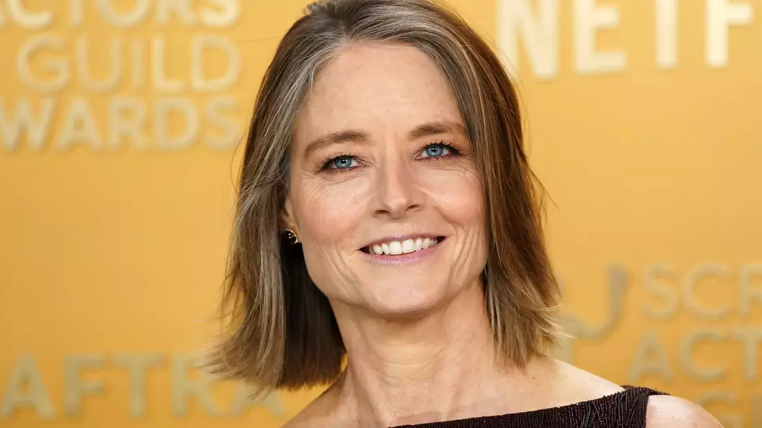 Oscar-Preisträgerin Jodie Foster glaubt, dass das Drehbuch zum Erfolgsfilm «F1» mit Brad Pitt möglicherweise von künstlicher Intelligenz geschrieben wurde. (Archivbild) - Bild: Jordan Strauss/Invision via AP/dpa